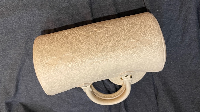 LV牛皮米白大LOGO壓紋/兩用包-9