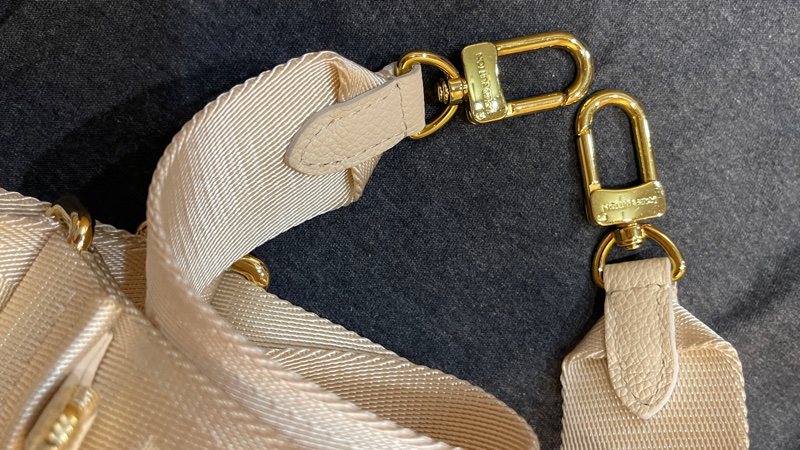 LV牛皮米白大LOGO壓紋/兩用包-18