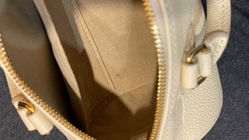 LV牛皮米白大LOGO壓紋/兩用包-21