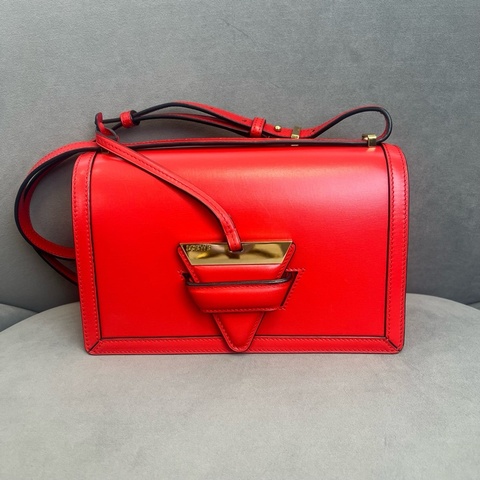 99新羅意威/ LOEWE 紅色巴塞羅那奶茶色倒三角包 底長約24cm