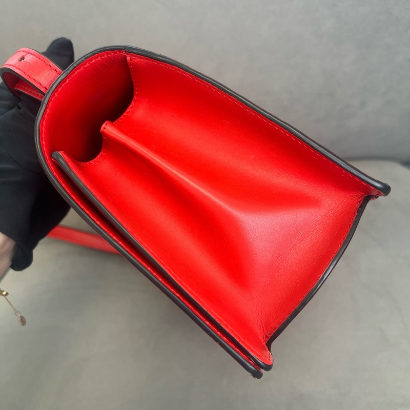 99新羅意威/ LOEWE 紅色巴塞羅那奶茶色倒三角包 底長約24cm-3