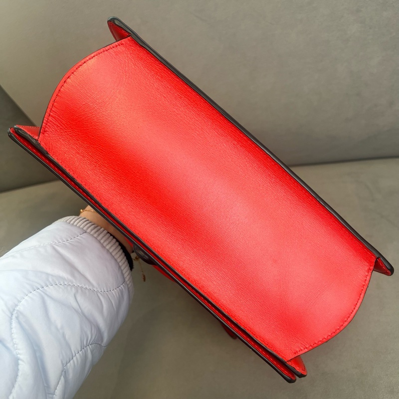 99新羅意威/ LOEWE 紅色巴塞羅那奶茶色倒三角包 底長約24cm-4