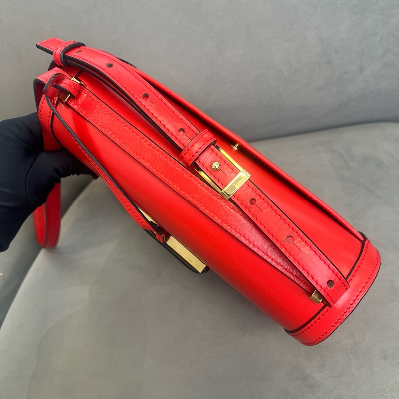 99新羅意威/ LOEWE 紅色巴塞羅那奶茶色倒三角包 底長約24cm-5