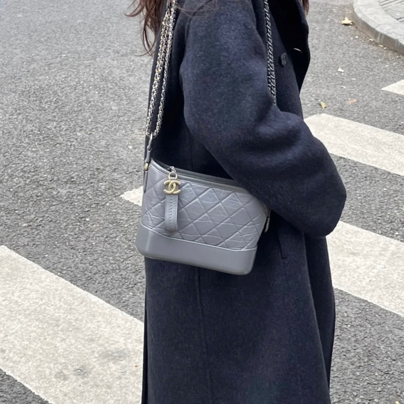 【98新 ✨ 全網最甜價！】市場少有 Chanel 香奈兒 流浪包 小號 灰色 牛皮（下單前先詢問庫存❗️）-0