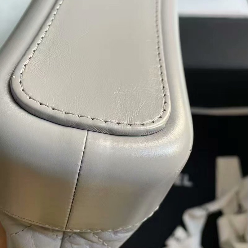 【98新 ✨ 全網最甜價！】市場少有 Chanel 香奈兒 流浪包 小號 灰色 牛皮（下單前先詢問庫存❗️）-12