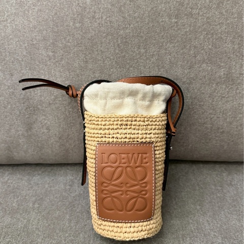 LOEWE竹編手機包