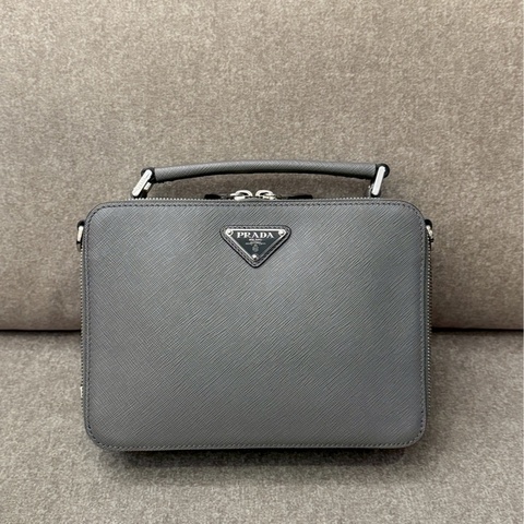 PRADA灰色Saffiano皮革側背
