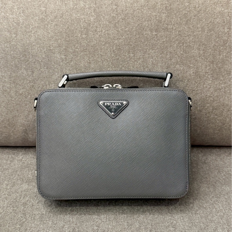 PRADA灰色Saffiano皮革側背-0