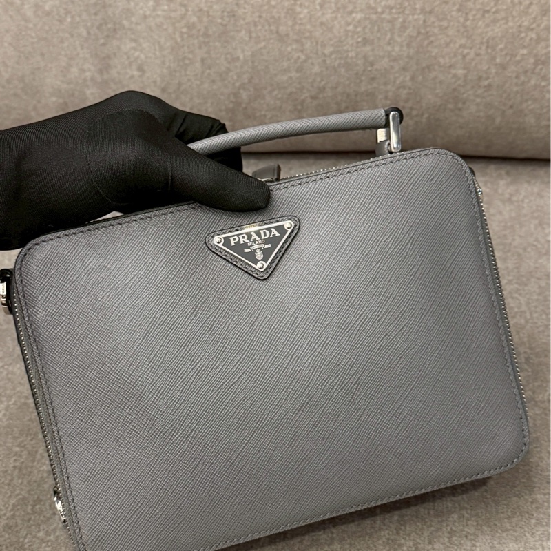 PRADA灰色Saffiano皮革側背-1