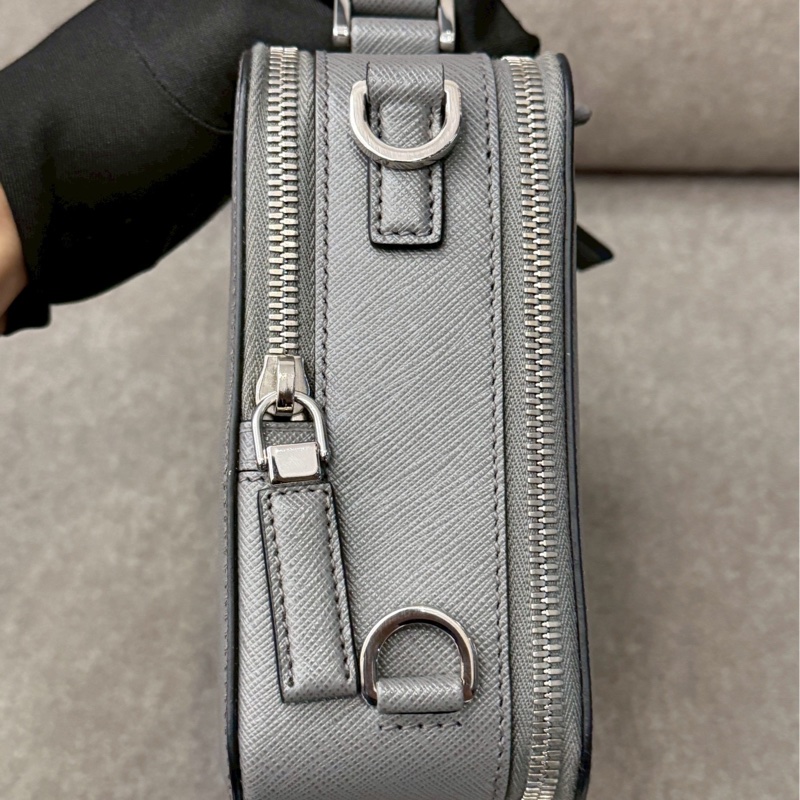 PRADA灰色Saffiano皮革側背-2