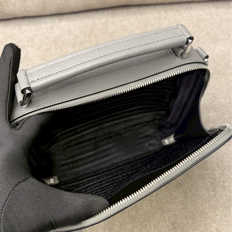 PRADA灰色Saffiano皮革側背-7