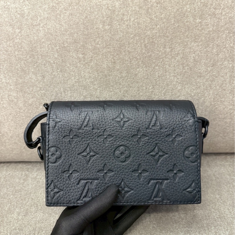 LV STEAMER壓紋側背包-3