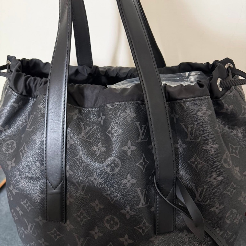 Lv黑花束口抽繩手提/肩背托特包-6