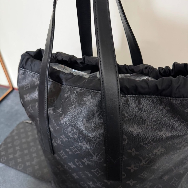 Lv黑花束口抽繩手提/肩背托特包-8