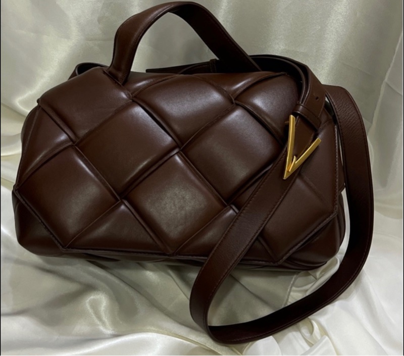 Bottega Veneta Cassette Bag 深巧克力棕色斜背包-0