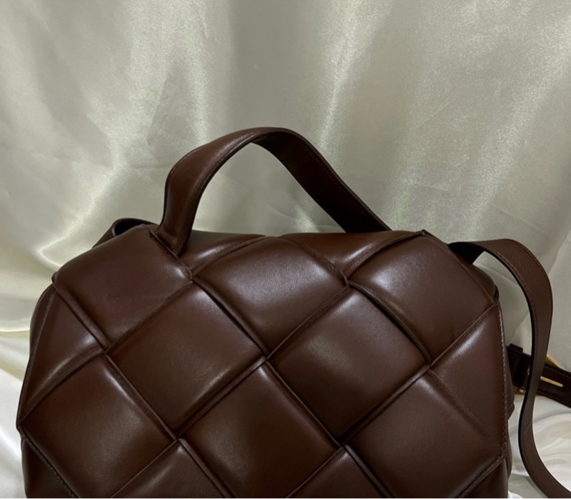 Bottega Veneta Cassette Bag 深巧克力棕色斜背包-1