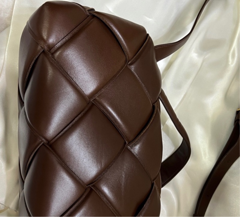 Bottega Veneta Cassette Bag 深巧克力棕色斜背包-2