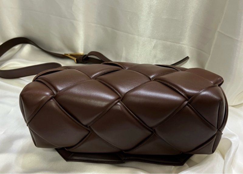 Bottega Veneta Cassette Bag 深巧克力棕色斜背包-3