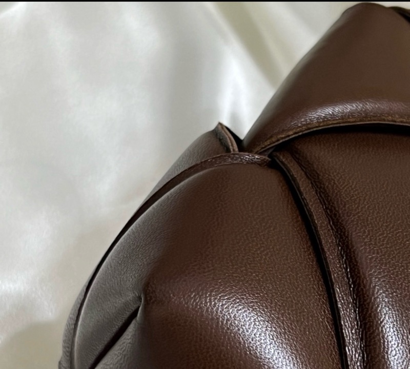 Bottega Veneta Cassette Bag 深巧克力棕色斜背包-5