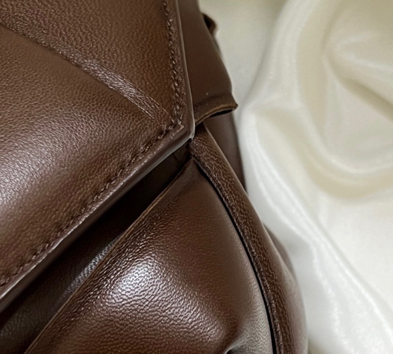 Bottega Veneta Cassette Bag 深巧克力棕色斜背包-6