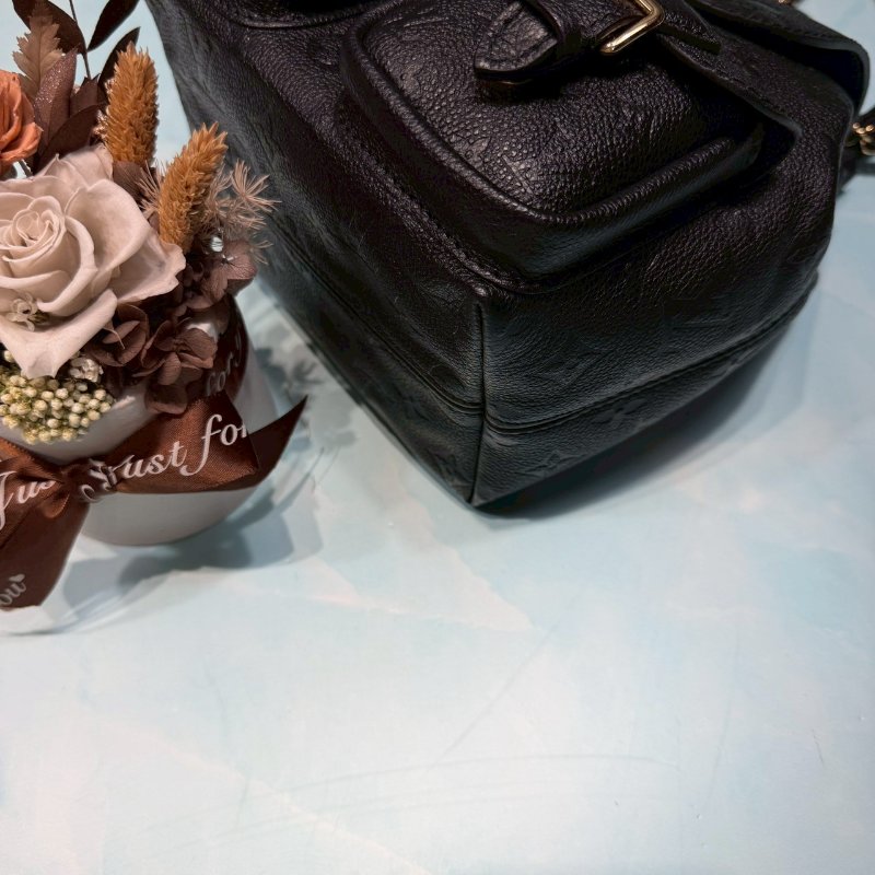 LV Backup黑老花壓紋雙肩包-6