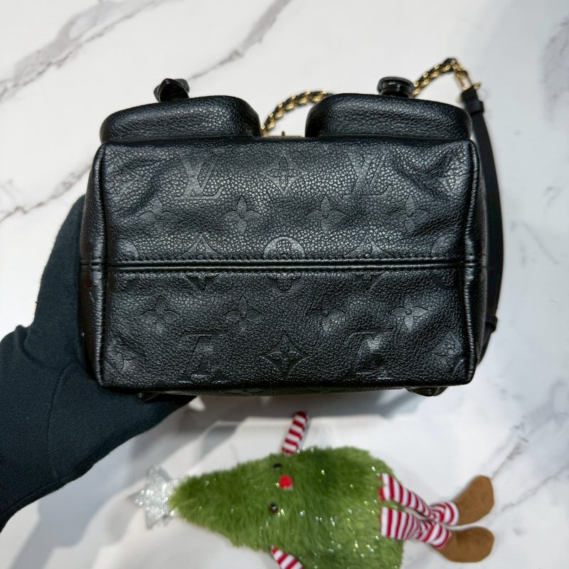 LV Backup黑花壓紋雙肩背包-5