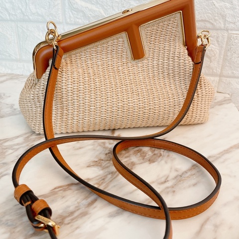 近新閒置春夏熱賣款✨ Fendi First 酒椰棕櫚葉編織包斜背包手拿包/金棕