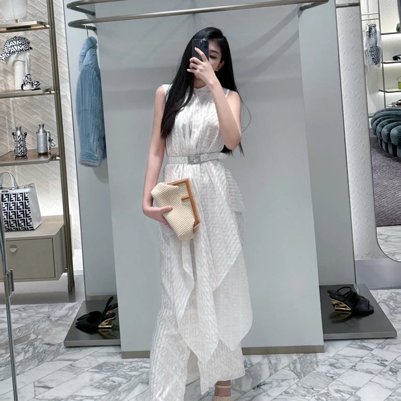 近新閒置春夏熱賣款✨ Fendi First 酒椰棕櫚葉編織包斜背包手拿包/金棕-8