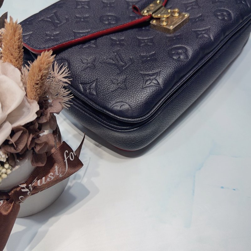 LV POCHETTE MÉTIS藍色牛皮壓紋郵差包-7