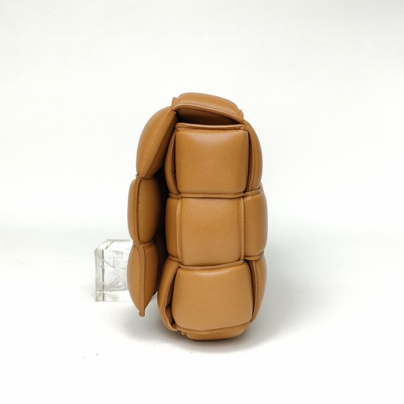 BOTTEGA VENETA CassettePadded加襯中號26棕色羊皮肩背包-1