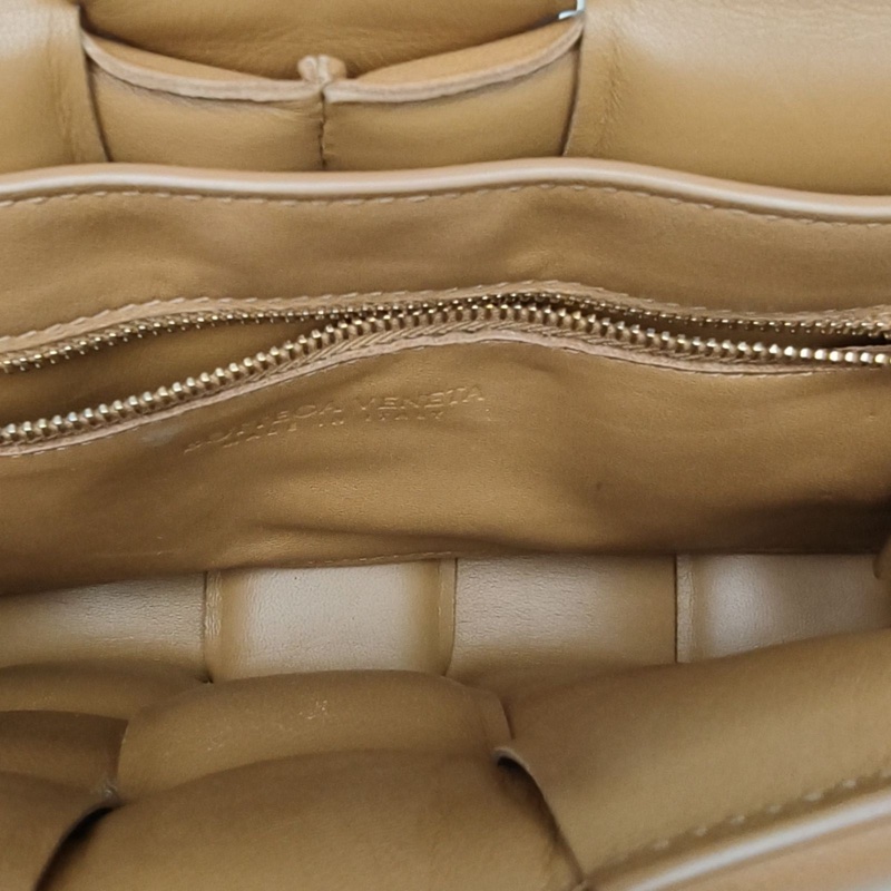 BOTTEGA VENETA CassettePadded加襯中號26棕色羊皮肩背包-4