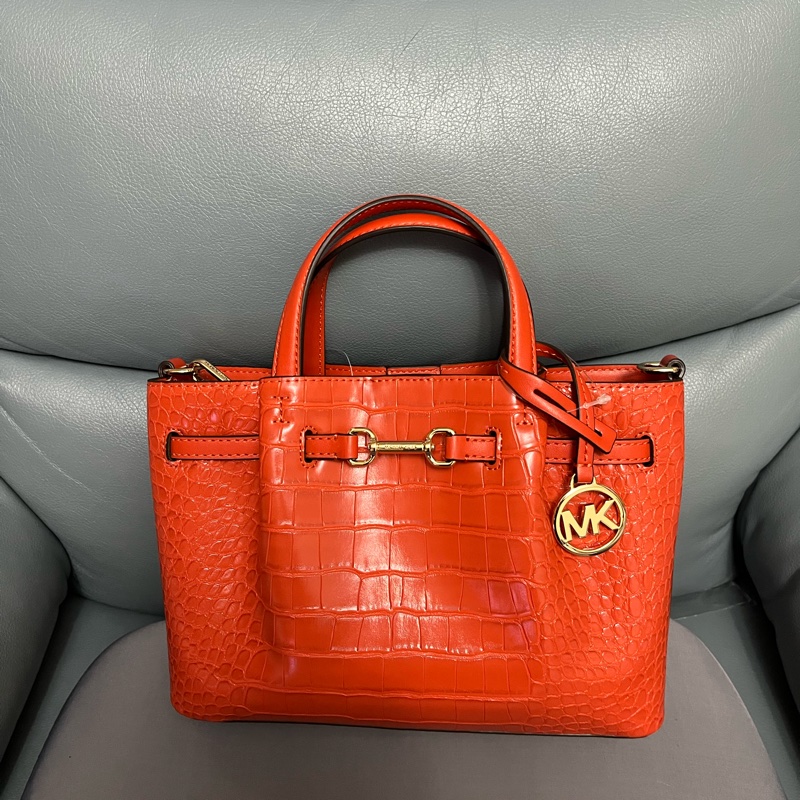 Michael Kors (MK)的 Carson 系列小號鱷魚壓紋手提包-0