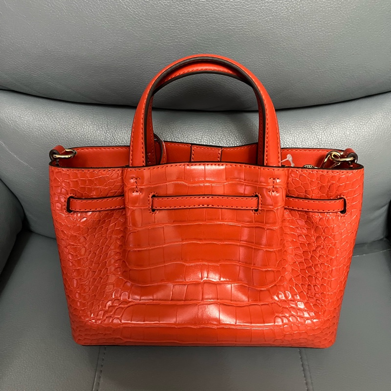 Michael Kors (MK)的 Carson 系列小號鱷魚壓紋手提包-2