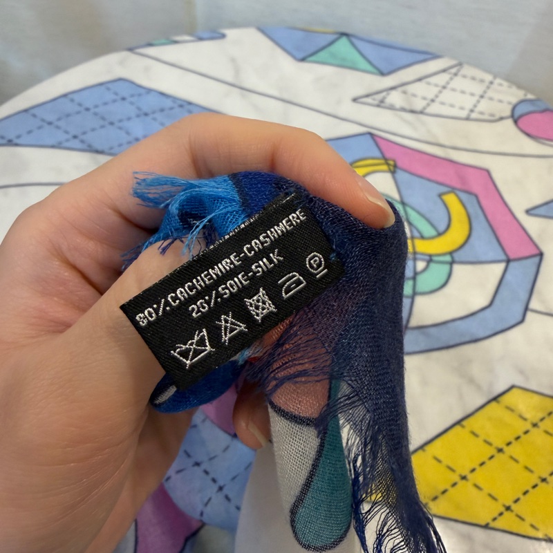 Chanel 白底藍粉黃綠沙攤圖案克什米爾羊毛絲質方巾-2