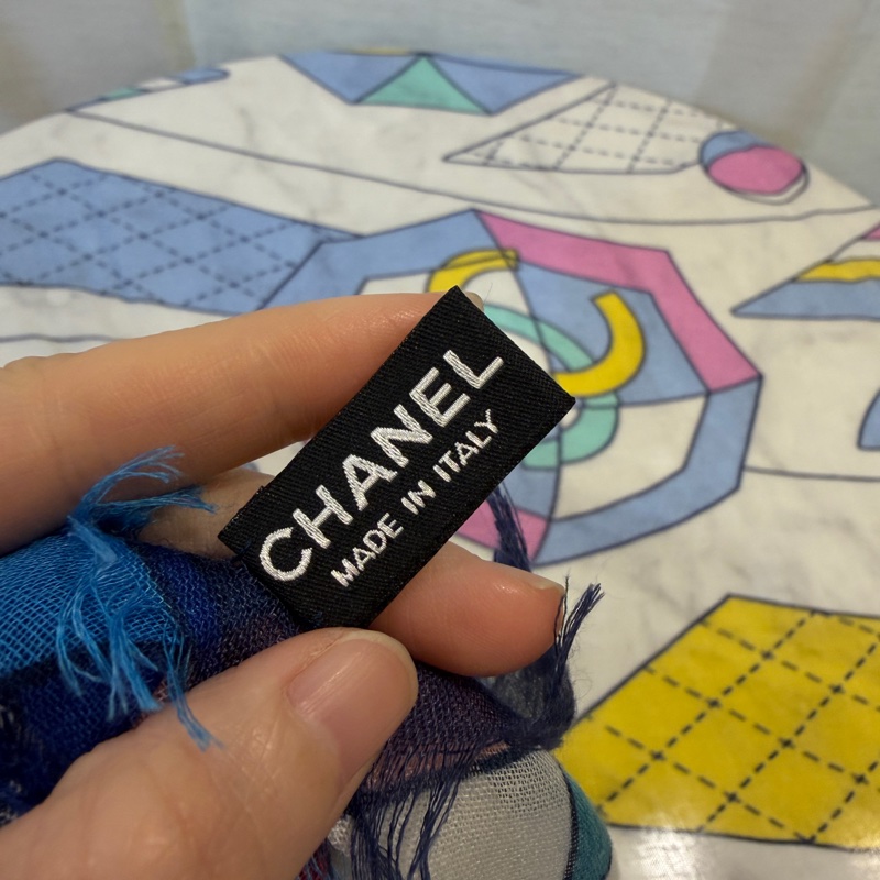 Chanel 白底藍粉黃綠沙攤圖案克什米爾羊毛絲質方巾-3