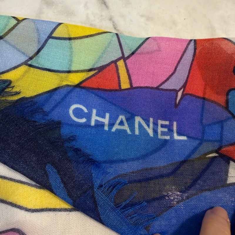 Chanel 白底藍粉黃綠沙攤圖案克什米爾羊毛絲質方巾-7