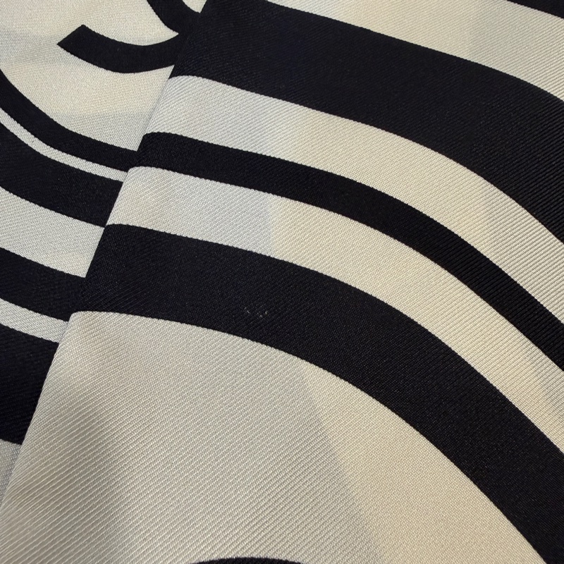 Chanel 黑白寬版絲巾-2