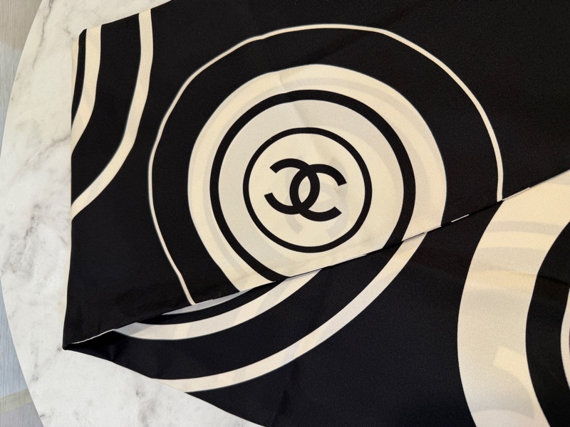 Chanel 黑白寬版絲巾-5
