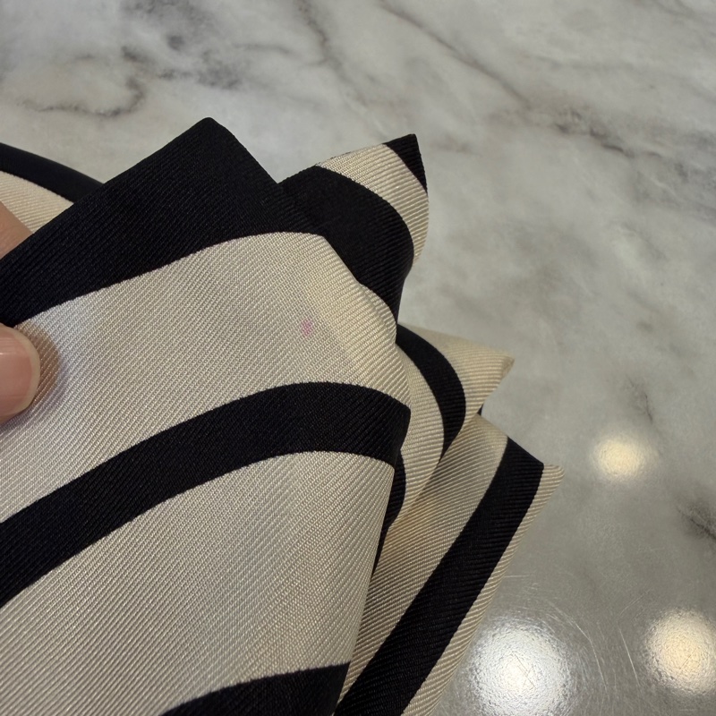 Chanel 黑白寬版絲巾-9