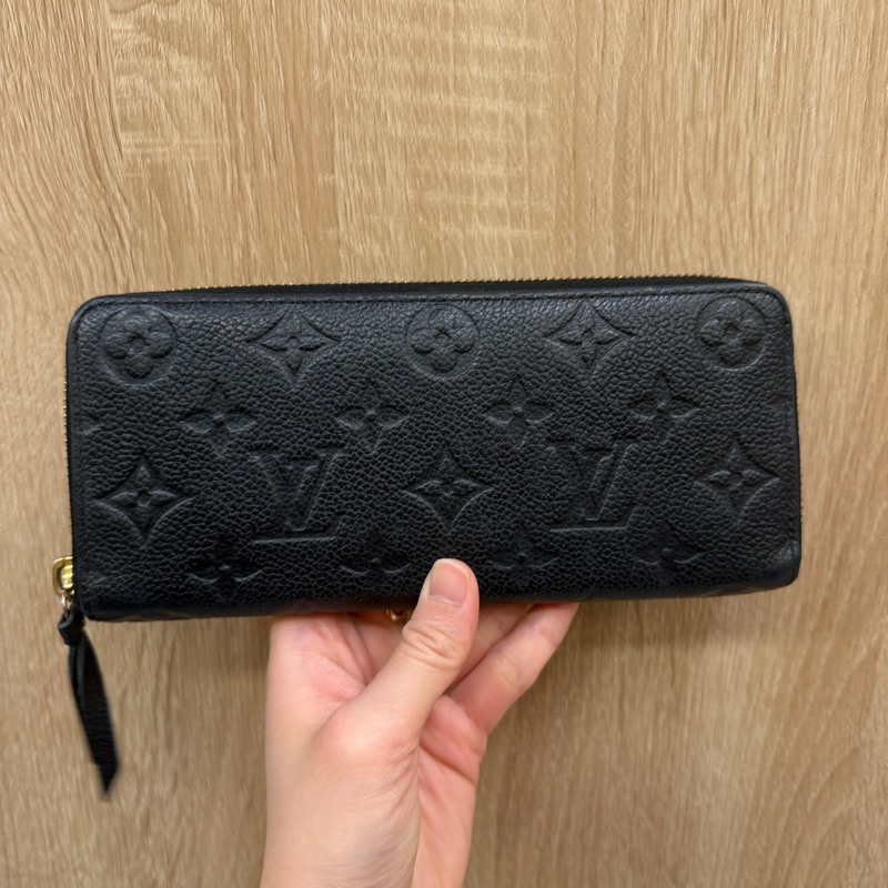 LV 黑牛皮壓紋金釦Clemence 8卡拉鏈長夾M60171-0