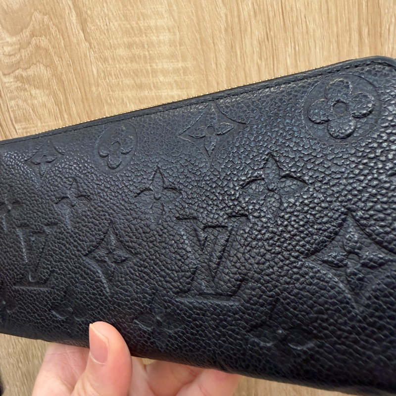 LV 黑牛皮壓紋金釦Clemence 8卡拉鏈長夾M60171-1