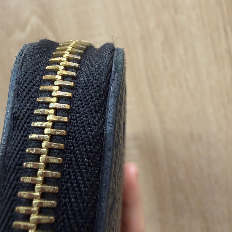 LV 黑牛皮壓紋金釦Clemence 8卡拉鏈長夾M60171-3