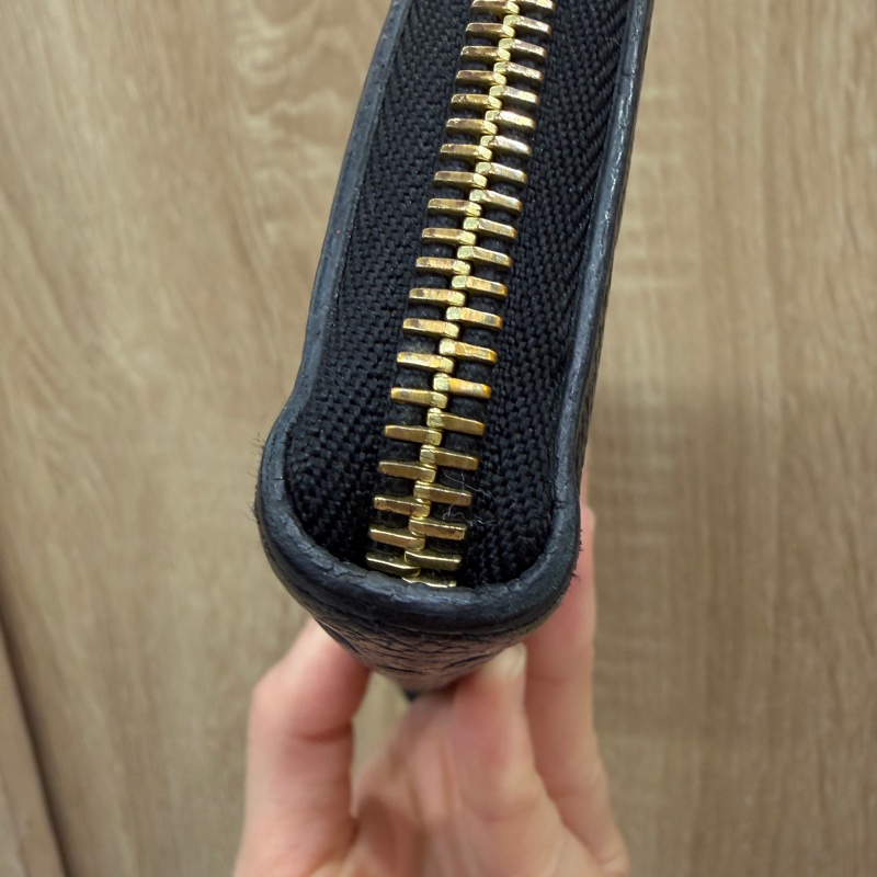 LV 黑牛皮壓紋金釦Clemence 8卡拉鏈長夾M60171-4