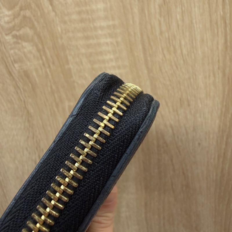 LV 黑牛皮壓紋金釦Clemence 8卡拉鏈長夾M60171-5