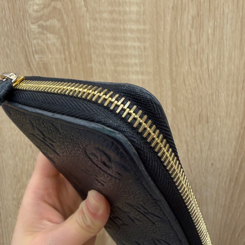 LV 黑牛皮壓紋金釦Clemence 8卡拉鏈長夾M60171-8