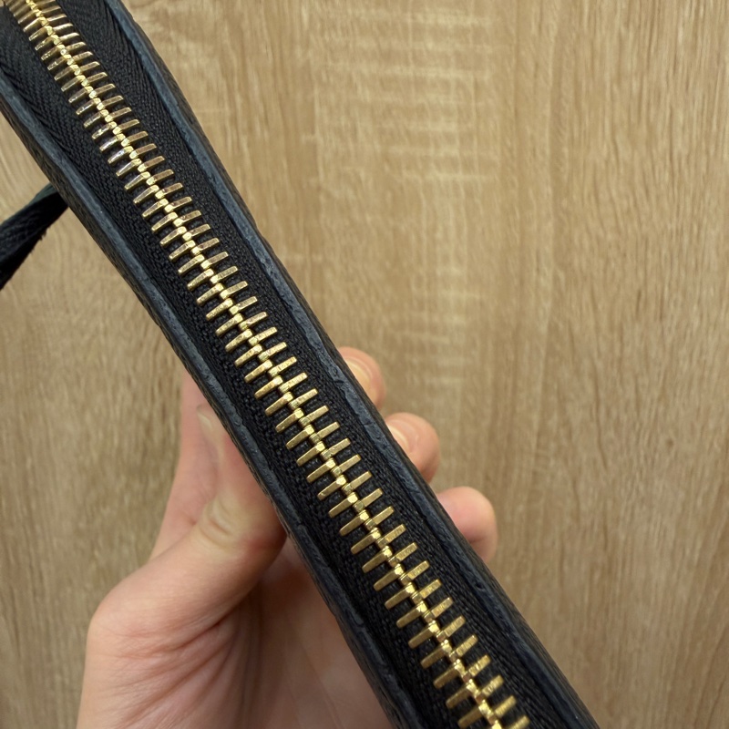 LV 黑牛皮壓紋金釦Clemence 8卡拉鏈長夾M60171-9