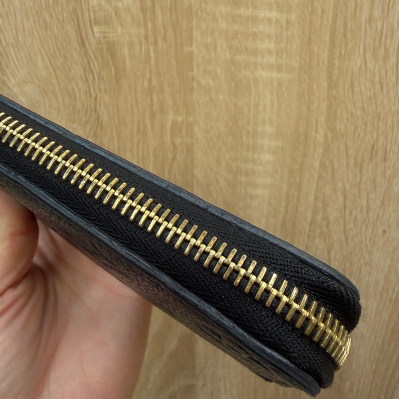 LV 黑牛皮壓紋金釦Clemence 8卡拉鏈長夾M60171-10