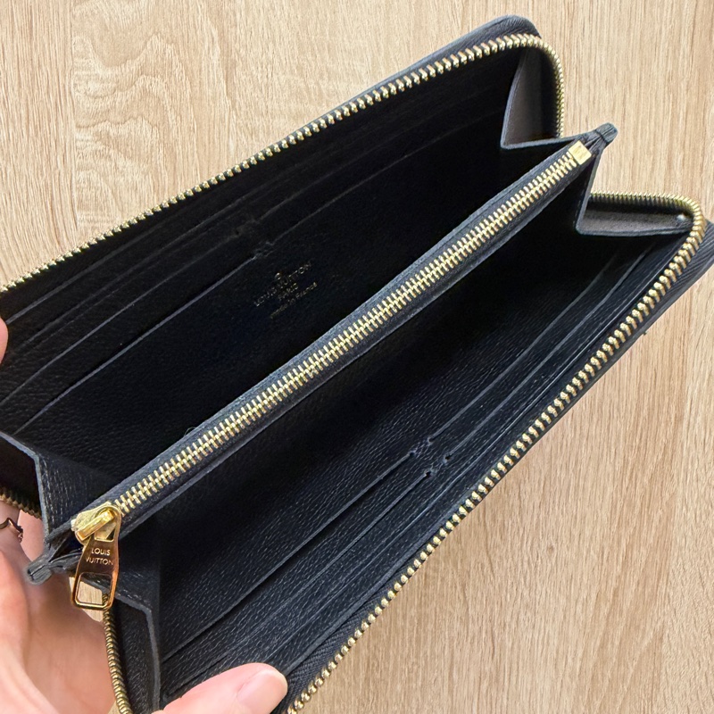 LV 黑牛皮壓紋金釦Clemence 8卡拉鏈長夾M60171-16