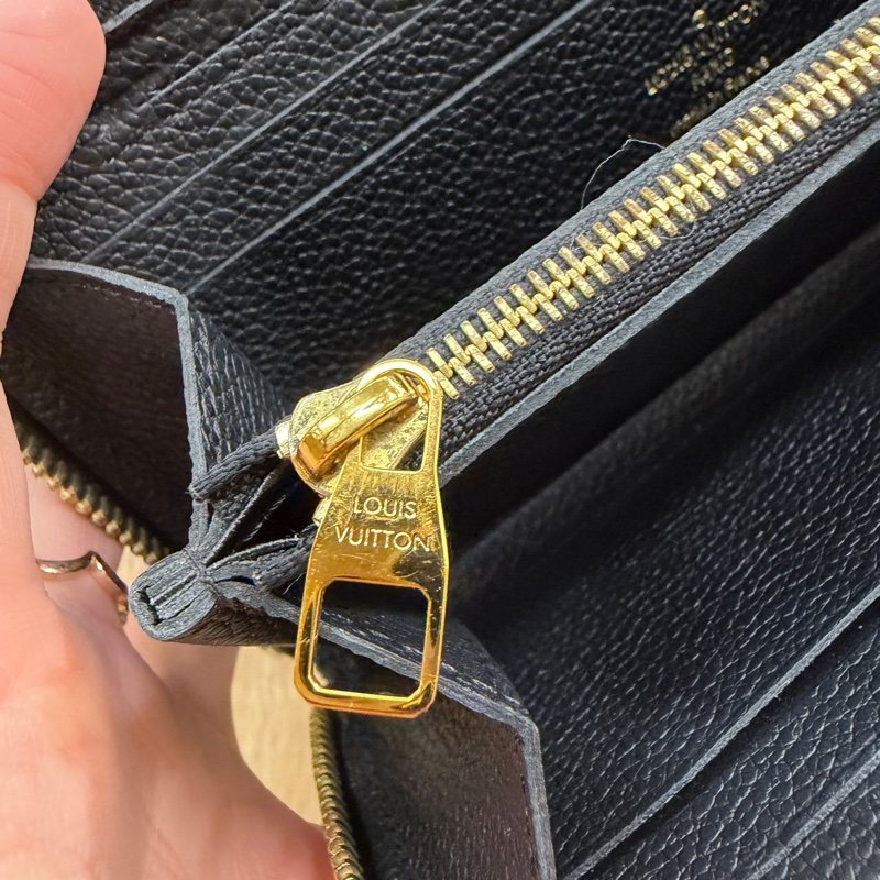 LV 黑牛皮壓紋金釦Clemence 8卡拉鏈長夾M60171-17