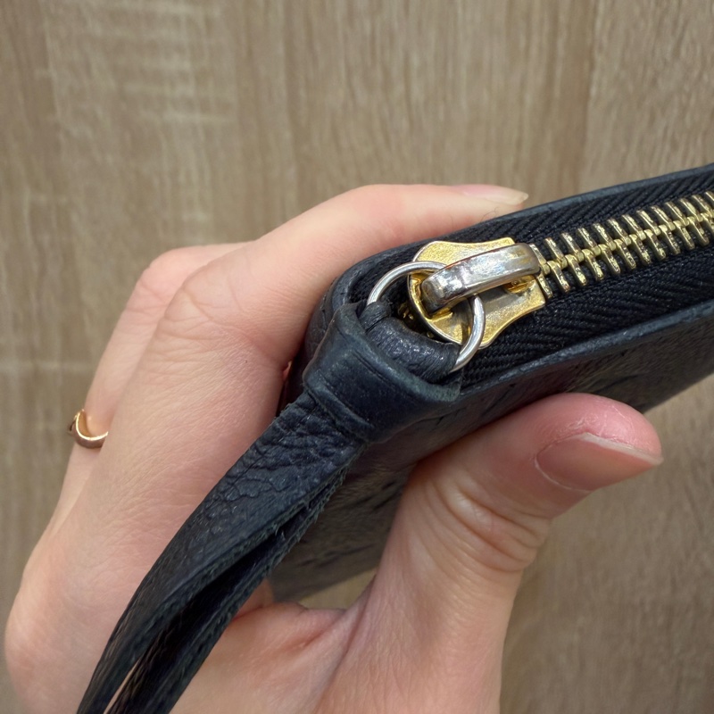 LV 黑牛皮壓紋金釦Clemence 8卡拉鏈長夾M60171-20